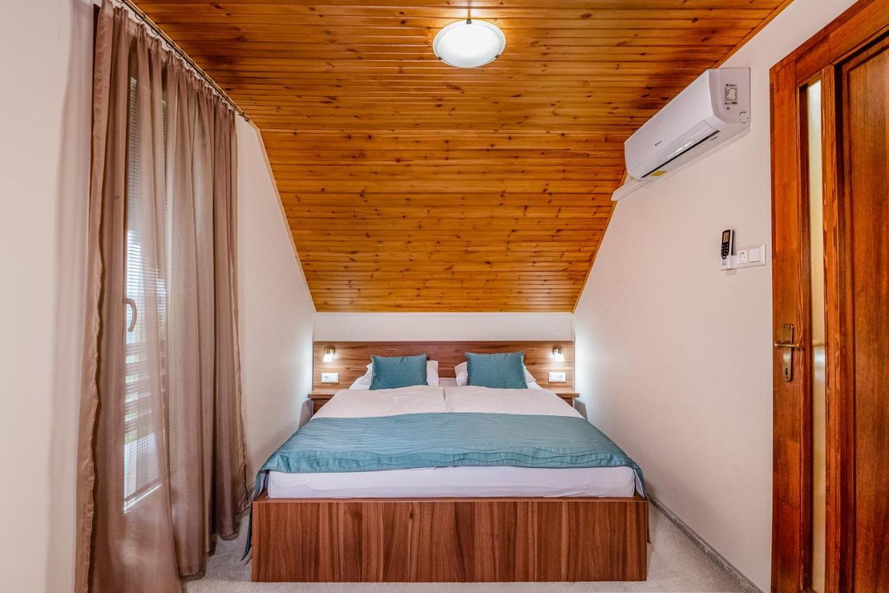 Posteleki Vendeghaz-Nyugalom Szigetei Villa Gyula Eksteriør billede