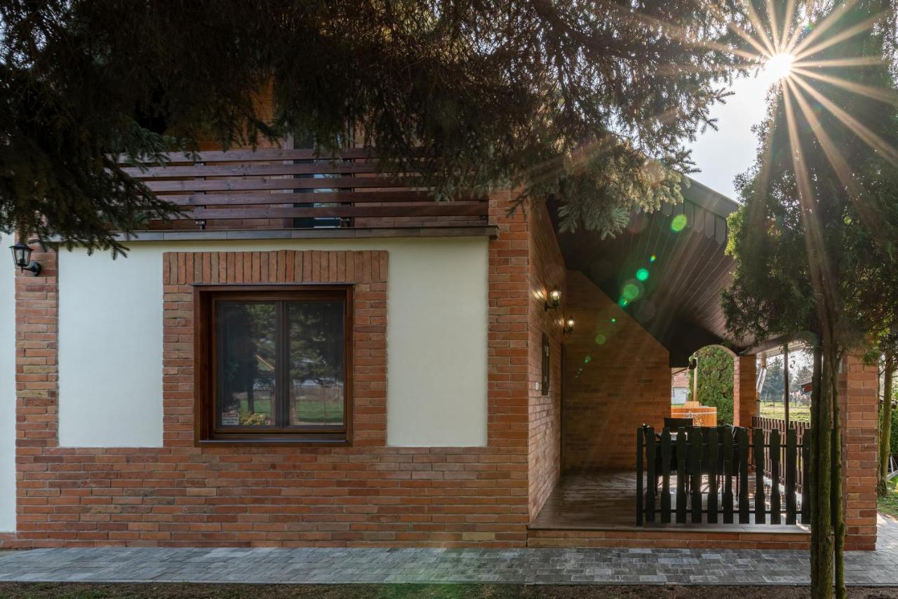 Posteleki Vendeghaz-Nyugalom Szigetei Villa Gyula Eksteriør billede